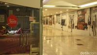 Seorang pengunjung tengah menjalani treatment di Plaza Semanggi, Jakarta, Jumat (9/6/2023). 