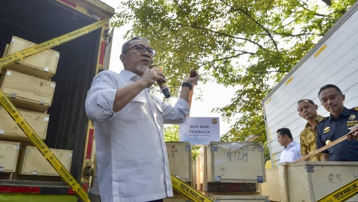 Menteri Perdagangan Zulkifli Hasan memusnahkan sebanyak 140 ton barang impor di luar kawasan pabean.  Barang-barang tersebut bernilai sekitar Rp 13,3 miliar.