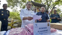 Menteri Perdagangan Zulkifli Hasan alias Zulhas memusnahkan sebanyak 140 ton barang impor di luar kawasan pabean (post border) yang tidak sesuai ketentuan. Adapun barang yang terdiri atas makanan, parfum, obat-obatan, hingga tembaga.