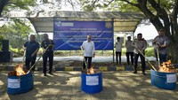 Pemusnahan ini dilakukan secara simbolis dengan membakar sejumlah barang hingga menggilas tembaga dengan mobil konstruksi, di kawasan Kawasan Industri Keroncong, Tangerang Banten, Jumat (9/6/2023).   