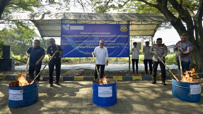 Penampakan Obat-Tembaga Ilegal dari China & Thailand yang Dimusnahkan Zulhas Menteri Perdagangan Zulkifli Hasan memusnahkan sebanyak 140 ton barang impor di luar kawasan pabean. Barang-barang tersebut bernilai sekitar Rp 13,3 miliar.