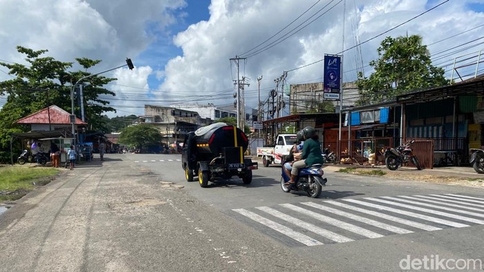 Penampakan zebra cross yang dibuat warga di Jalan Ahmad Yani, Kota Sorong.