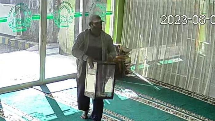 Pencuri kotak amal masjid di Kota Malang terekam CCTV