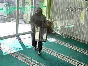 Maling di Malang Terekam CCTV Gotong Lalu Pecahkan Kotak Amal Masjid