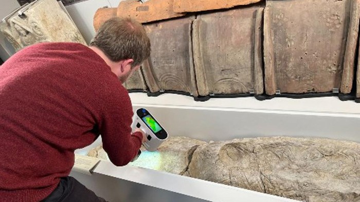 Peneliti dari University of York melakukan pemindaian atas gypsum yang ditemukan di kuburan orang Romawi