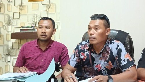 Perwira Pengendali Satreskrim Polres Alor Ipda Ibrahim F Usman bersama Penyidik Polres Alor saat diwawancarai di Mapolres Alor, NTT Jumat (9/6/2023).