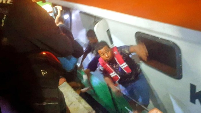 Penyelamatan kru KLM Tunas Abadi tujuan kangean saat tenggelam