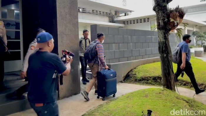 Penyidik KPK membawa koper usai menggeledah Balai Kota Bandung