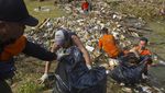 Aksi Petugas Dinas Lingkungan Bersihkan Tumpukan Sampah di Sungai Barabai