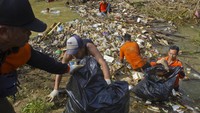Aksi pembersihan hilir aliran sungai Barabai ini dilakukan pemerintah daerah setempat dalam rangka memperingati Hari Lingkungan Hidup 2023.