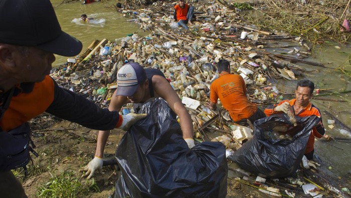 Peringati Hari Lingkungan Hidup, Petugas Bersihkan Sampah di Sungai Barabai Sejumlah petugas Dinas Lingkungan Hidup bersama masyarakat membersihkan sampah yang menumpuk di Sungai Barabai, Desa Masiraan, Kabupaten Hulu Sungai Tengah, Kalimantan Selatan, Jumat (9/6/2023). Aksi pembersihan hilir aliran sungai Barabai yang dilakukan pemerintah daerah setempat dalam rangka memperingati Hari Lingkungan Hidup 2023 serta upaya pencegahan banjir di daerah tersebut berhasil mengumpulkan sebanyak satu ton lebih sampah dari aliran sungai yang didominasi sampah plastik. ANTARA FOTO/Bayu Pratama S/YU