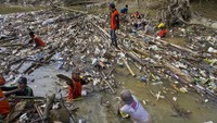 Selain itu, kegiatan ini juga dilakukan sebagai upaya pencegahan banjir di daerah tersebut berhasil mengumpulkan sebanyak satu ton lebih sampah dari aliran sungai yang didominasi sampah plastik. 
