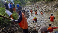 Sejumlah petugas Dinas Lingkungan Hidup bersama masyarakat membersihkan sampah yang menumpuk di Sungai Barabai, Desa Masiraan, Kabupaten Hulu Sungai Tengah, Kalimantan Selatan, Jumat (9/6/2023).