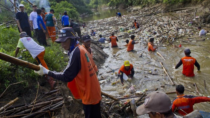 Sejumlah petugas Dinas Lingkungan Hidup bersama masyarakat membersihkan sampah yang menumpuk di Sungai Barabai, Desa Masiraan, Kabupaten Hulu Sungai Tengah, Kalimantan Selatan, Jumat (9/6/2023). Aksi pembersihan hilir aliran sungai Barabai yang dilakukan pemerintah daerah setempat dalam rangka memperingati Hari Lingkungan Hidup 2023 serta upaya pencegahan banjir di daerah tersebut berhasil mengumpulkan sebanyak satu ton lebih sampah dari aliran sungai yang didominasi sampah plastik. ANTARA FOTO/Bayu Pratama S/YU