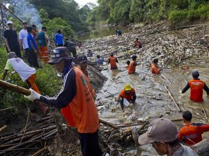 Aksi Petugas Dinas Lingkungan Bersihkan Tumpukan Sampah di Sungai Barabai