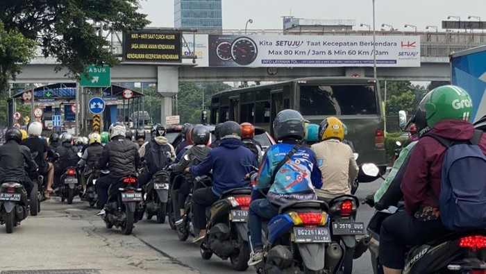 Pintu tol di Tanjung Barat, Jakarta Selatan, dianggap jadi penyebab kemacetan.