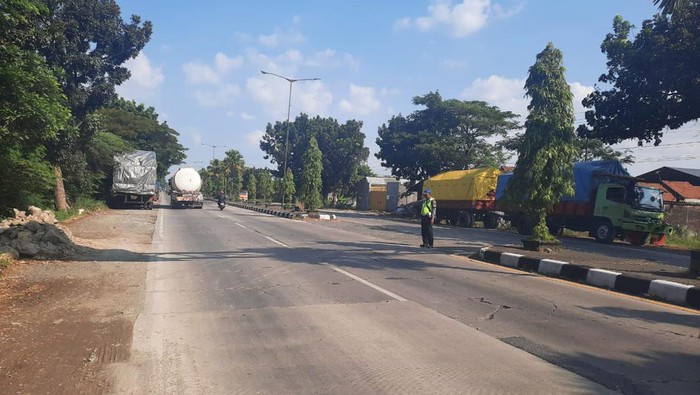 Polisi menunjukan lokasi kejadian kecelakaan di Jalan Lingkar Selatan Kudus, Jumat (9/6/2023).