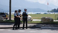 Polisi berjaga di lokasi insiden serangan pisau di Taman Paquier, Annecy, Prancis, Kamis (8/6/2023).