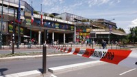 Tampak lokasi kejadian juga ditutup oleh garis polisi.