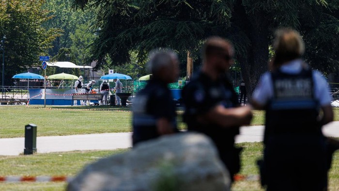 Serangan pisau yang terjadi di kota Annecy, Prancis pada Kamis (8/6) mengejutkan negara tersebut. Polisi pun langsung mengamankan lokasi kejadian.