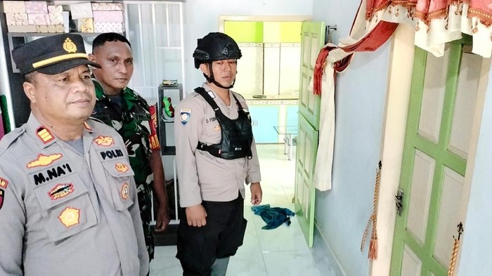 Polisi saat melakukan olah TKP Ibu gorok leher anak hingga tewas lalu coba bunuh diri di Jember
