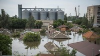 Banjir ini disebabkan jebolnya bendungan Nova Kakhovka yang berada di perbatsan Rusia dan Ukraina. 