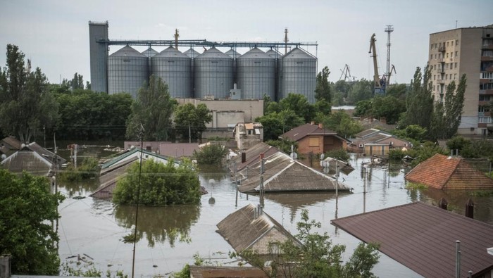 A view shows flooded residential buildings after the Nova Kakhovka dam breached, amid Russia's attack on Ukraine, in Kherson, Ukraine June 8, 2023. REUTERS/Vladyslav Smilianets