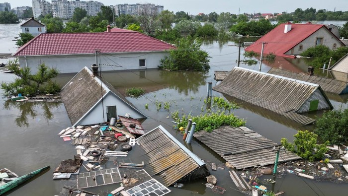Potret Banjir Kherson Dari Udara A view shows flooded residential buildings after the Nova Kakhovka dam breached, amid Russia's attack on Ukraine, in Kherson, Ukraine June 8, 2023. REUTERS/Vladyslav Smilianets