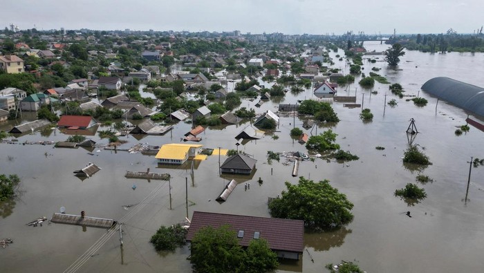 Potret Banjir Kherson Dari Udara A view shows flooded residential buildings after the Nova Kakhovka dam breached, amid Russia's attack on Ukraine, in Kherson, Ukraine June 8, 2023. REUTERS/Vladyslav Smilianets