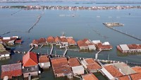 Naiknya permukaan air laut dan turunnya permukaan tanah mengakibatkan desa-desa yang dulunya subur dengan perkebunan dan persawahan, kini dikelilingi air laut dan mengisolasi desa ini.  