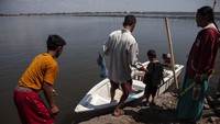 Perahu menjadi satu-satunya alat transportasi yang diandalkan warga untuk mendukung aktivitasnya, seperti pergi bekerja, pasar, atau sekolah.  