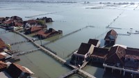 Kawasan pesisir utara Pulau Jawa menjadi daerah paling rentan akan terjadinya banjir rob atau banjir laut pasang. Sejumlah desa di Demak pun menjadi korban tenggelam di mana jalanan sudah sepenuhnya tertutup oleh air. Misalnya Desa Timbulsloko, Kecamatan Sayung, Demak, Jawa Tengah, yang disebut sebagai Kampung Panggung.  