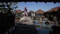Warga pun dipaksa beradaptasi dengan kondisi desa mereka yang berubah akibat perubahan iklim.  