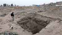 Seorang arkeolog berdiri di dekat makam pra-Inca yang memberikan petunjuk tentang pemimpin leluhur dan benda penguburan yang digunakan dalam praktik dan organisasi sosial pada masa itu di Lembah Huaral di Lima, Peru. 