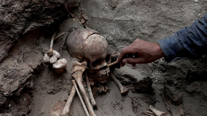 LIMA, PERU - MAY 31: An archaeologist inspects the ancient bones found in the pre-Inca tomb on the Huaral Valley in Lima, Peru on May 31, 2023. During excavation led by archaeologist Pieter Van Dalen Luna, team of archaeologists also discover a 3,500-year-old Andean cross or ''chacana'' which confirms the millenary presence of the Aymara culture in Peruvian territory and gives insight about pre-Columbian cultures. (Photo by Klebher Vasquez/Anadolu Agency via Getty Images)
