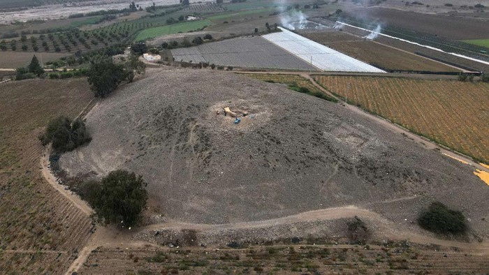 LIMA, PERU - MAY 31: An archaeologist inspects the ancient bones found in the pre-Inca tomb on the Huaral Valley in Lima, Peru on May 31, 2023. During excavation led by archaeologist Pieter Van Dalen Luna, team of archaeologists also discover a 3,500-year-old Andean cross or ''chacana'' which confirms the millenary presence of the Aymara culture in Peruvian territory and gives insight about pre-Columbian cultures. (Photo by Klebher Vasquez/Anadolu Agency via Getty Images)