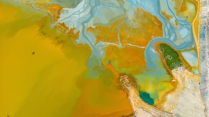 Sebuah sungai unik bernama Rio Tinto yang terletak di barat daya Spanyol. Sungai ini memiliki pemandangan seperti planet mars.