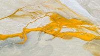 Warna merah yang terbentuk di sungai ini dihasilkan dari kombinasi bakteri langka, jumlah oksigen yang amat rendah, serta polusi dari tambang emas, perak, dan sebagainya.