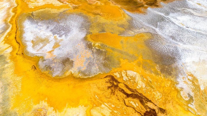 Sebuah sungai unik bernama Rio Tinto yang terletak di barat daya Spanyol. Sungai ini memiliki pemandangan seperti planet mars.