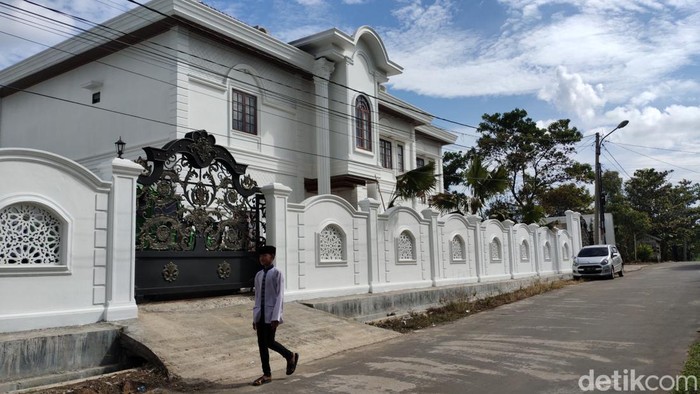 Potret rumah mewah Camat Kemuning, Palembang, M Irwan. (Welly Jasrial Tanjung/detikSumbagsel)