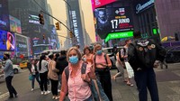 Orang-orang berjalan di Times Square saat Manhattan diselimuti kabut dan asap yang melayang ke selatan akibat kebakaran hutan di Kanada, di New York City, New York, AS, Rabu (7/6/2023). 
