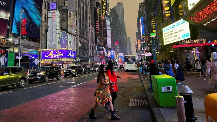 Potret Times Square Dikepung Kabut Asap Karhutla Kanada People crowd in Times Square as Manhattan is shrouded in haze and smoke which drifted south from wildfires in Canada, in New York City, New York, U.S., June 7, 2023. REUTERS/Maye-E Wong