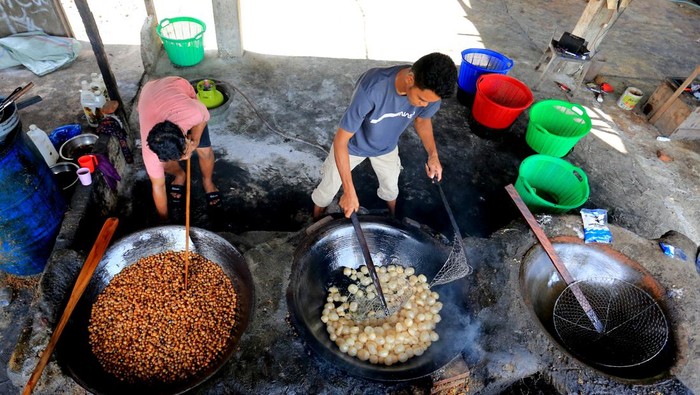 Produksi Kerupuk Kulit di Aceh Menurun Pekerja menjemur kulit sapi dan kerbau sebagai bahan pembuatan kerupuk kulit di salah satu UMKM kerupuk kulit di desa Ujong Tanjong, Meureubo, Aceh Barat, Aceh, Jumat (9/6/2023). Produksi kerupuk kulit yang dijual Rp150 ribu - Rp 200 ribu perkilogram tersebut sejak sepekan terakhir mengalami penurun hingga 80 persen dari biasanya akibat terkendala bahan baku kulit sapi dan kerbau. ANTARA FOTO/Syifa Yulinnas/YU