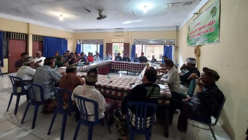 Puluhan krama bertemu dengan prajuru adat di Kantor Desa Adat Banyuning, Jumat (9/6/2023).