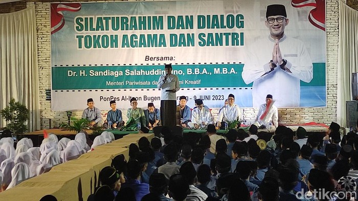 Sandiaga Uno melakukan kunjungan ke Pondok Pesantren Bugen Al-Itqon Semarang, Jumat (9/6/2023).