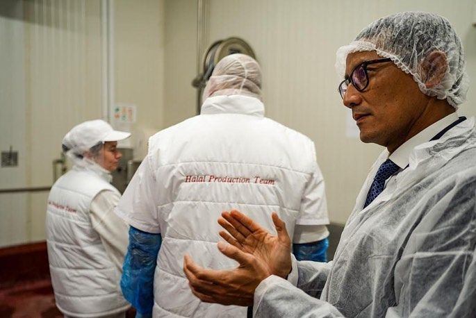 Sandiaga Uno menijau pabrik Rendang Bella Food di Plovdiv, Bulgaria (Tangkapan layar instagram @sandiuno)