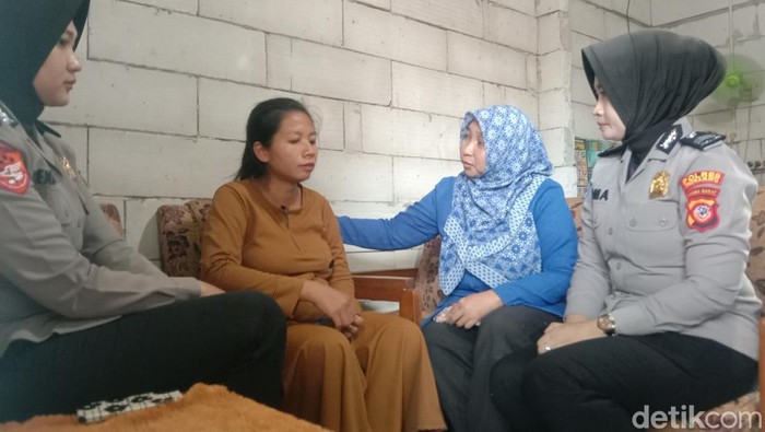 Satgas TPPO Polres Indramayu saat memeriksa korban penyaluran ilegal