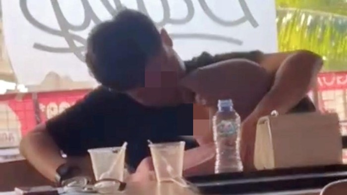 Sejoli bermesraan di sebuah kafe di Maros. Dokumen Istimewa