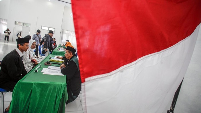 Sidang isbat terpadu di Kabupaten Bogor Sejumlah peserta mengikuti sidang isbat (penetapan) nikah di Kantor Kecamatan Cibinong, Kabupaten Bogor, Jawa Barat, Jumat (9/6/2023). Program isbat nikah yang digelar oleh Pemerintah Kabupaten Bogor tersebut menargetkan 2.500 pasangan bisa mendapatkan kepastian hukum, guna mempermudah pembuatan surat-surat penting dan persyaratan akses layanan pemerintah lainya. ANTARA FOTO/Yulius Satria Wijaya/YU