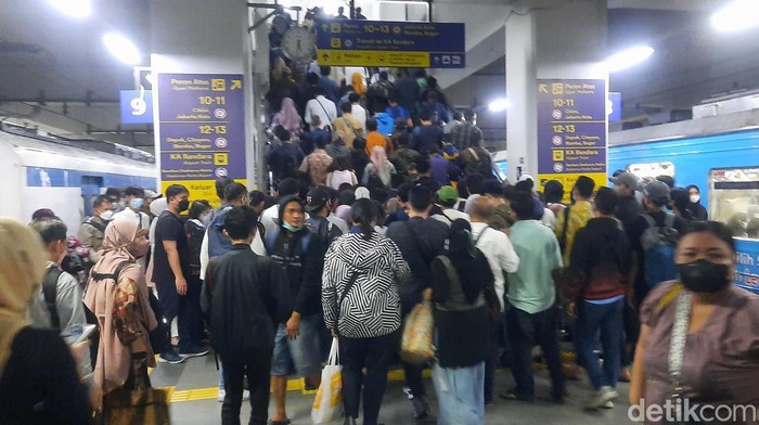 Situasi Stasiun Manggarai malam ini (Yogi Ernes/detikcom)